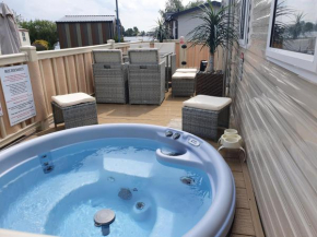 Relaxing Breaks with Hot tub at Tattershal lakes 3 Bedroom